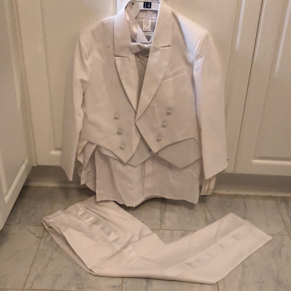 Mavezanno youth white 5 piece suit. size 14. Brand new!